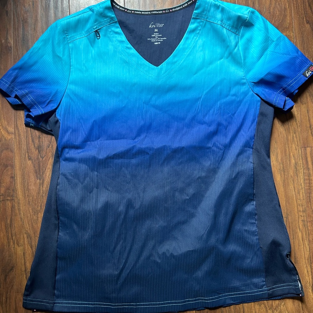 Women’s koi lite blue ombré scrub top size medium.